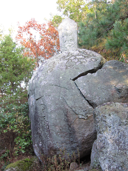 観音寺山城北側の天狗岩