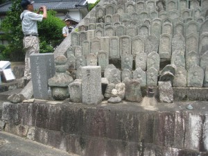 本安寺横石造物