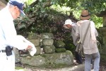 志田原の石塔を調査する会員等
