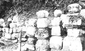 龍興寺に残る田総一族の墓石