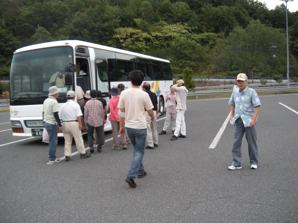 ニコニコ観光のバス