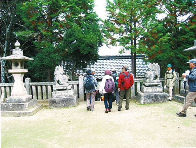 拝殿前から狛犬と下の神門を見る