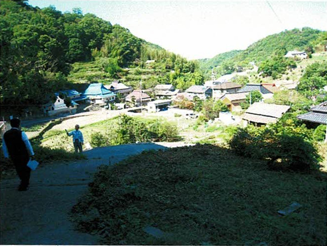 分校跡から見た横倉の民家群と里村の風景