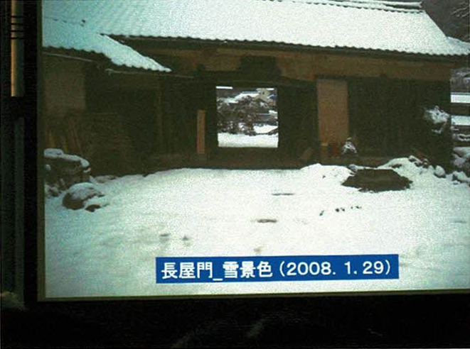 長屋門の雪景色