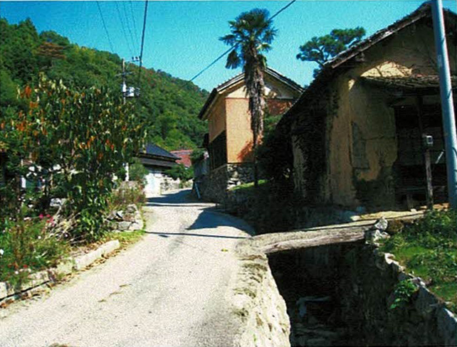 古い土壁のある道の風景