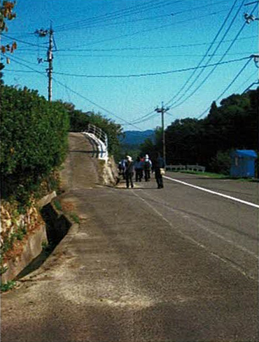 井戸から100mほど進み、左に上がった家が倉田邸である