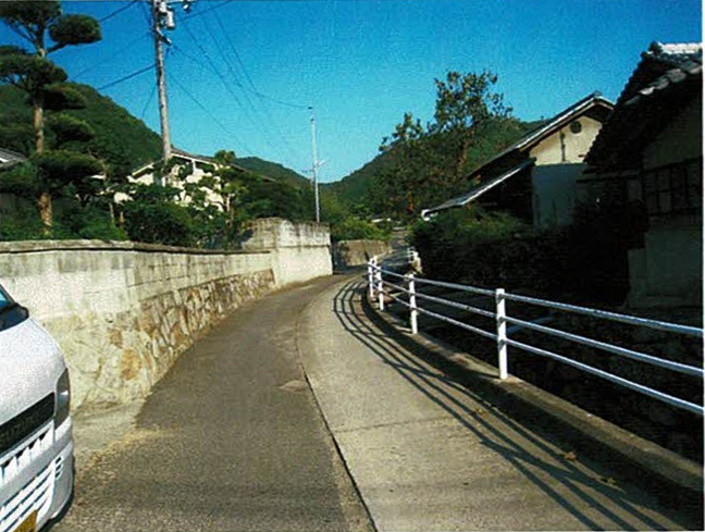 岡崎邸前の道
