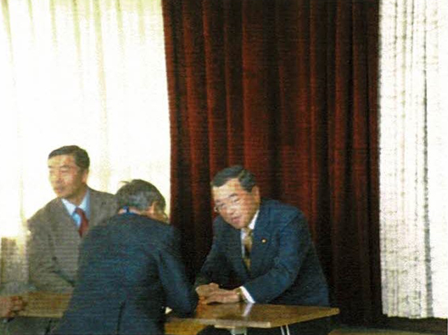 宮澤洋一参議院議員（右）と講師の本多先生