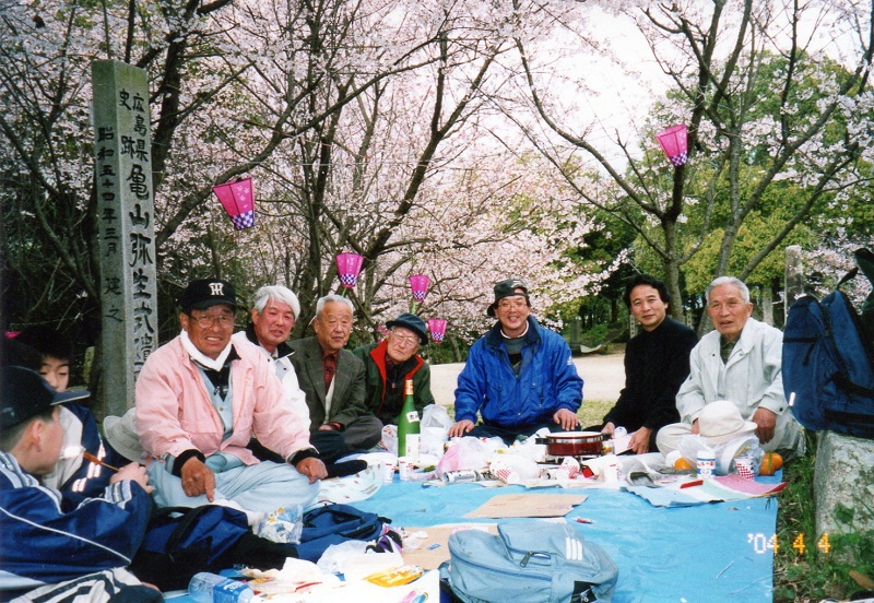 平成１６年のお花見（神辺町の亀山遺跡）