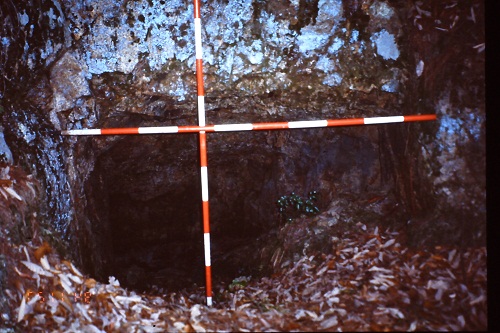 謎の岩窟、土牢の跡か…