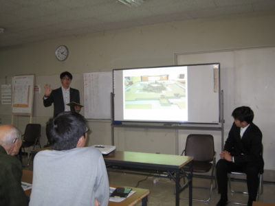 福山城の模型の作成過程をスライドを使って説明