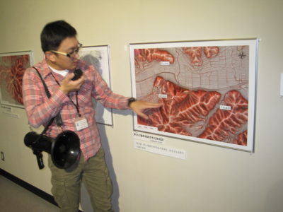 多治比猿掛城の赤色立体地図を説明される秋本さん
