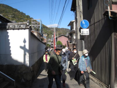 狭い路地を通って小烏神社へ