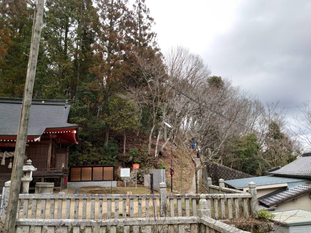 比高300mの八尾山城には、府中八幡神社の横の登山道からのぼります。