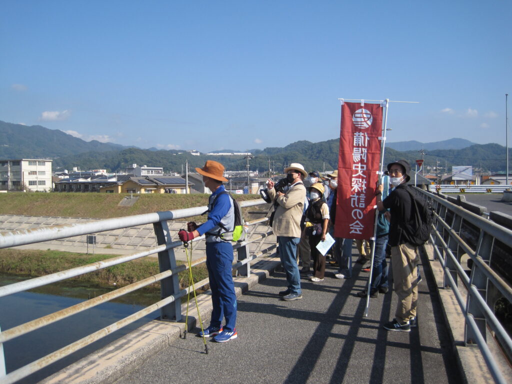 途中の芦田川の見晴らしの良い橋の上では、360度山城を見る事が出来ます。会長に360度見える山城すべ