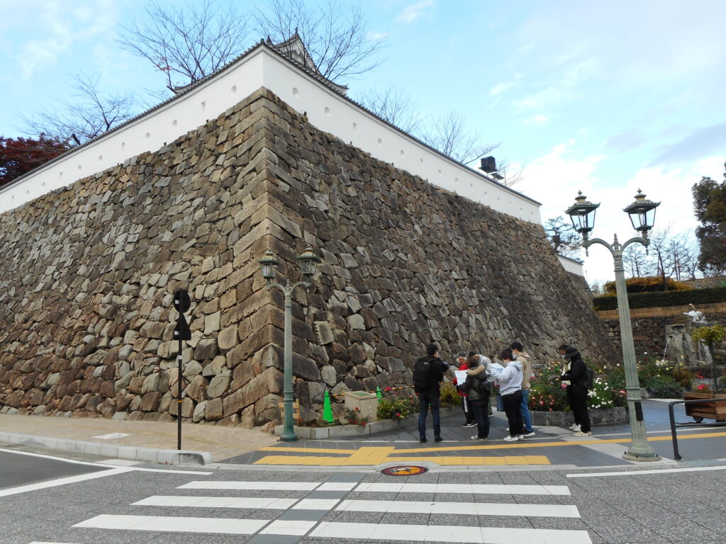 今回は前回と異なり希望者は福山城研究家でもある田中事務局長の説明を受けながら城内を廻りました。