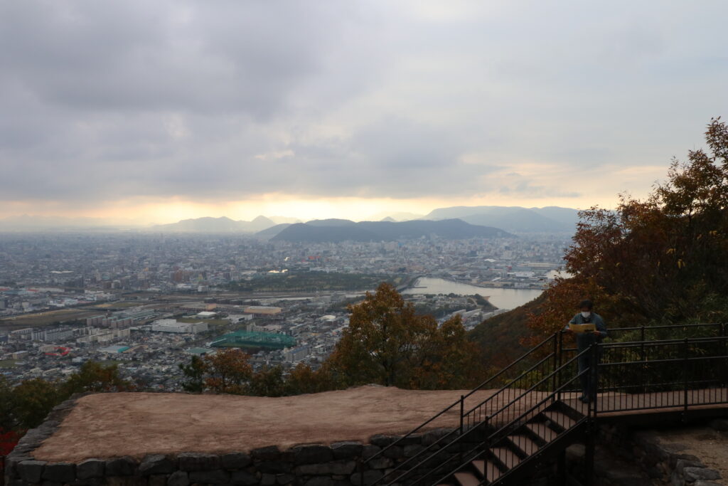 正面からは、高松市の市街地が一望です。