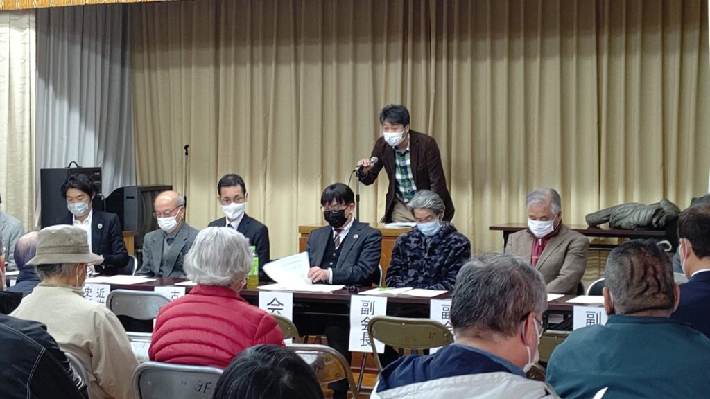 田中事務局長の司会で、井上さんが議長に選出されました。昨年度の報告、今年度の計画などが提案され審議さ
