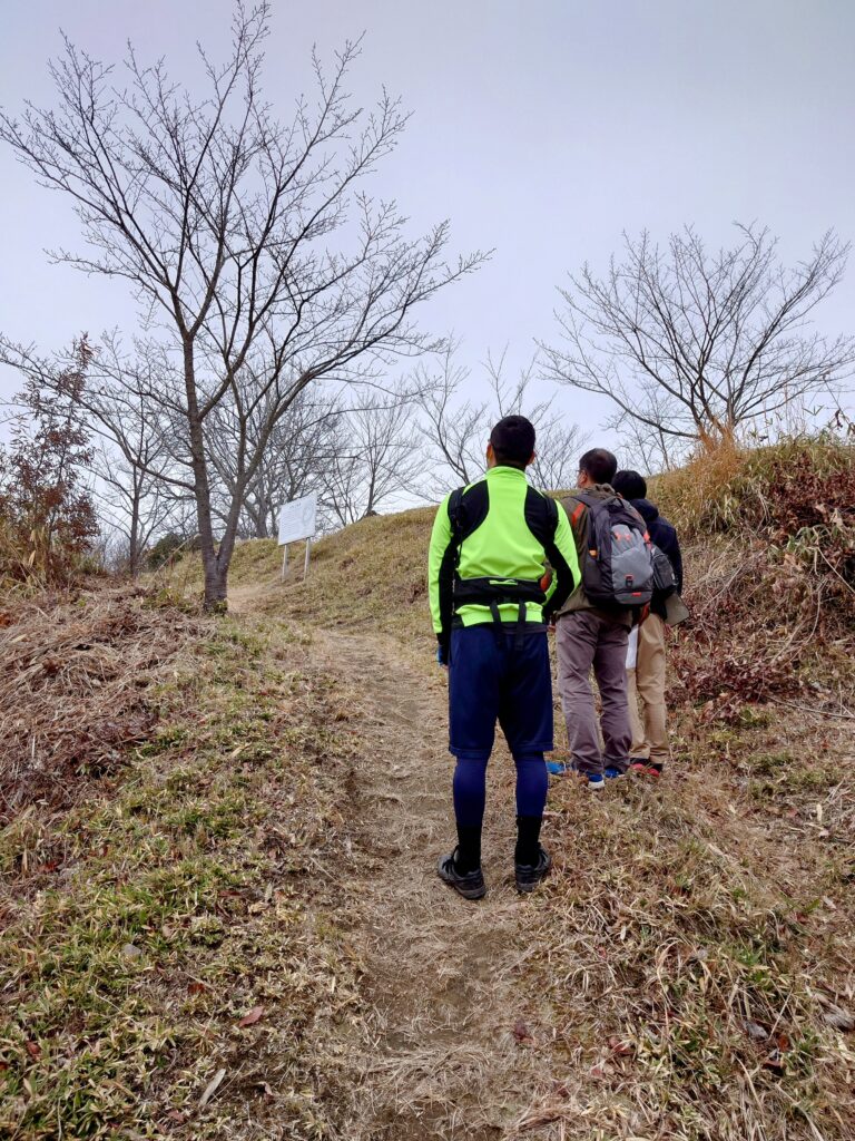 現在、西側中腹にある天満神社裏から山頂の城跡への遊歩道が整備されています。この遊歩道を登って行くと。