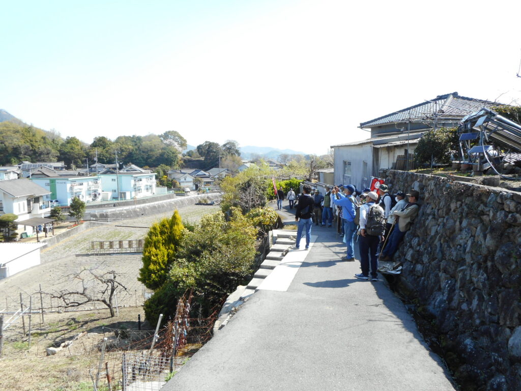 串山城に登ると途中、銀山城・串山城そしてそれに挟まれた足利義昭居館跡の位置関係が良くわかる場所があり