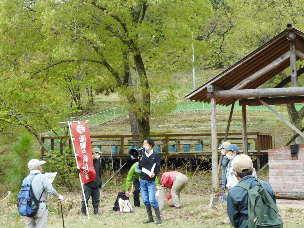 津之郷俄山里山広場( 津之郷弘法の水の南)に集合して出発します。今日の案内人は長年山手銀山城の測量調