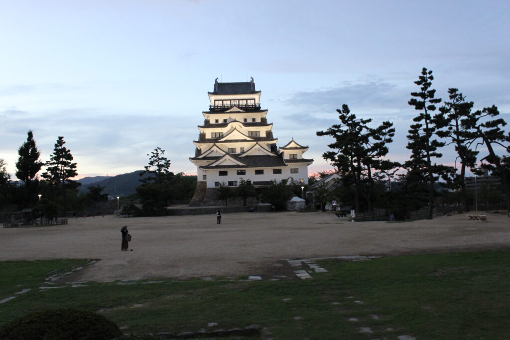 福山城天守閣も夕空に映えていました。
