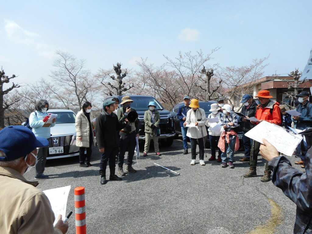 除幕式の後、松尾さんの案内で茨城の遺構である「大スキ」等の見学に出発。春の絶好の天気に恵まれ、60名