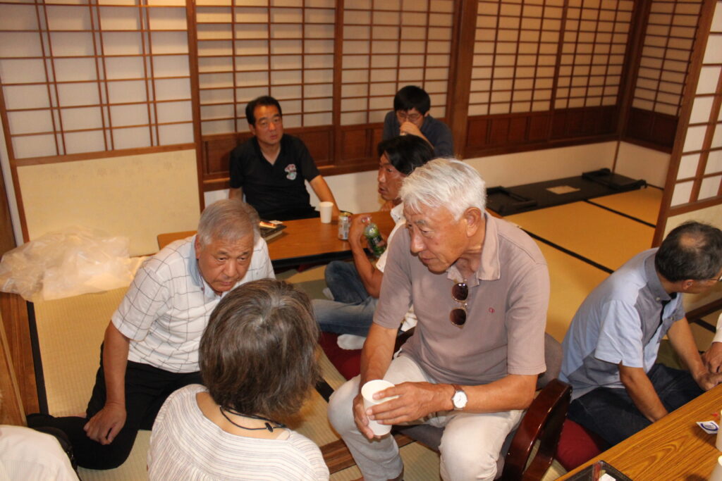 あちこちで歴史談義の輪が出来て