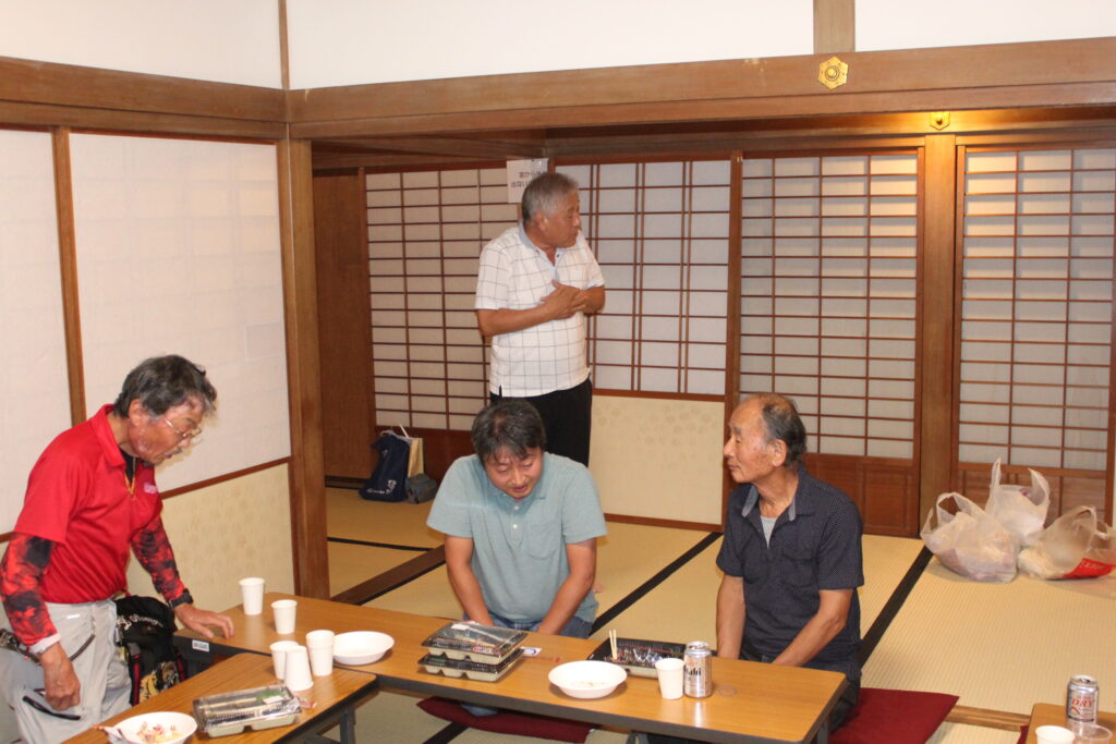 原田副会長の締めの挨拶でお開きとなりました。これから涼しくなって行事も目白押しです。頑張りましょう。