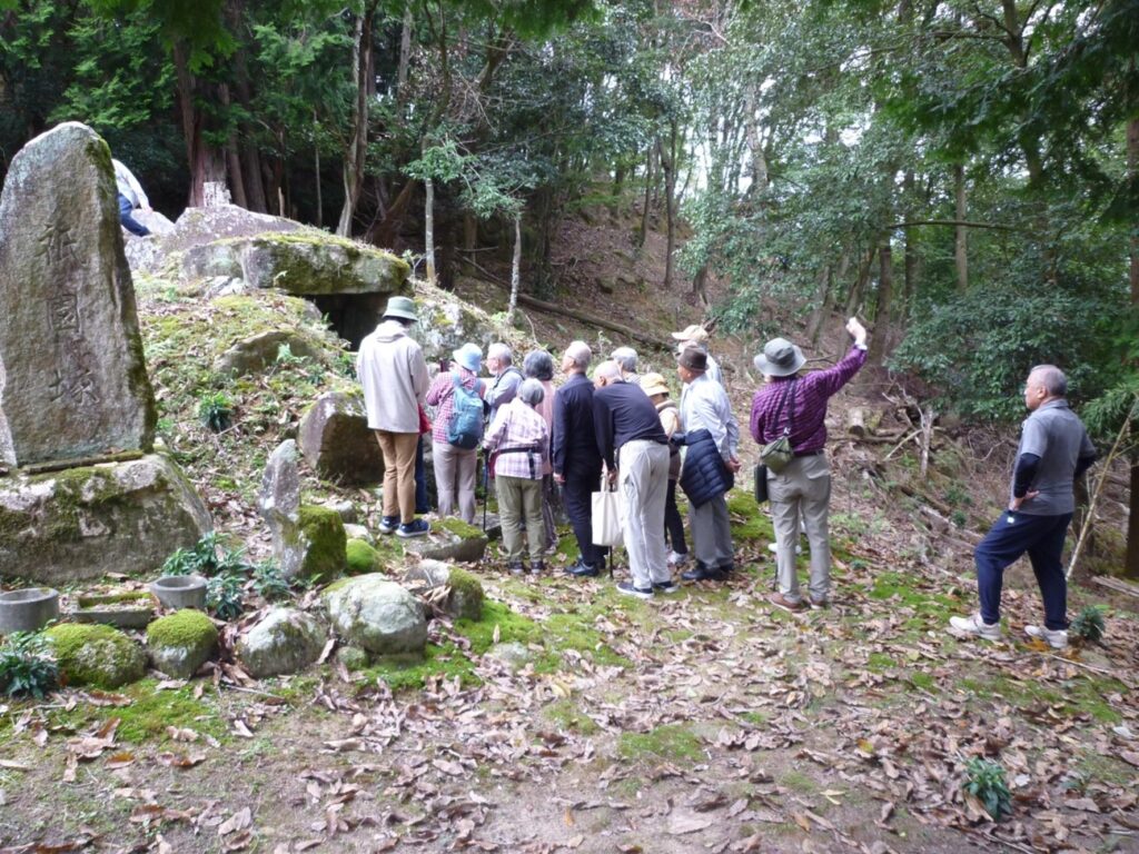 最初の訪問地の野田２号墳。講師は古代史部会副部長の安原さんです。