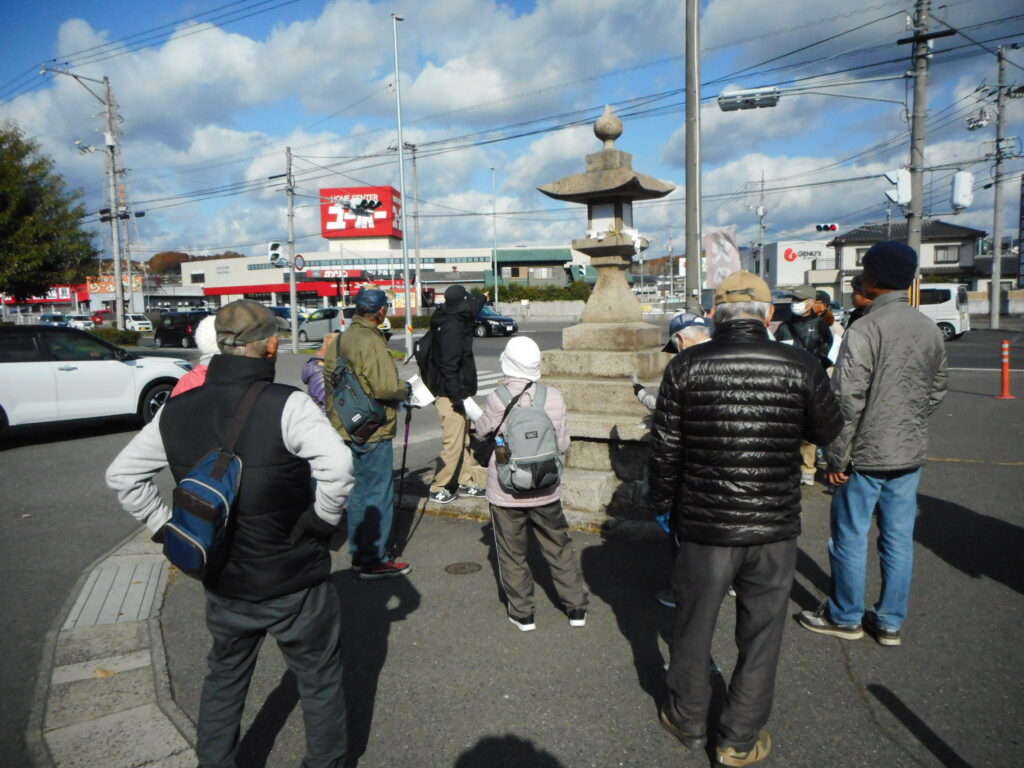 中世は芦田川氾濫原の中洲であった場所に成立したと思われる沖組集落にある溝下八幡と札場灯籠。札場灯籠は