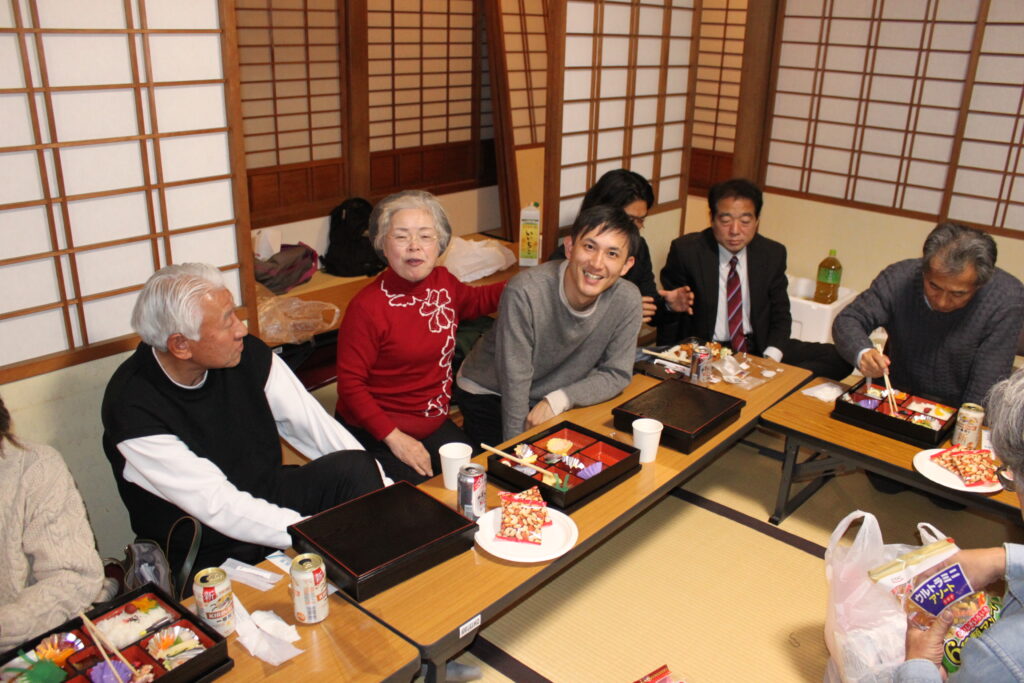 年の離れた大学の同級生の再会もあり話が盛り上がっていました。