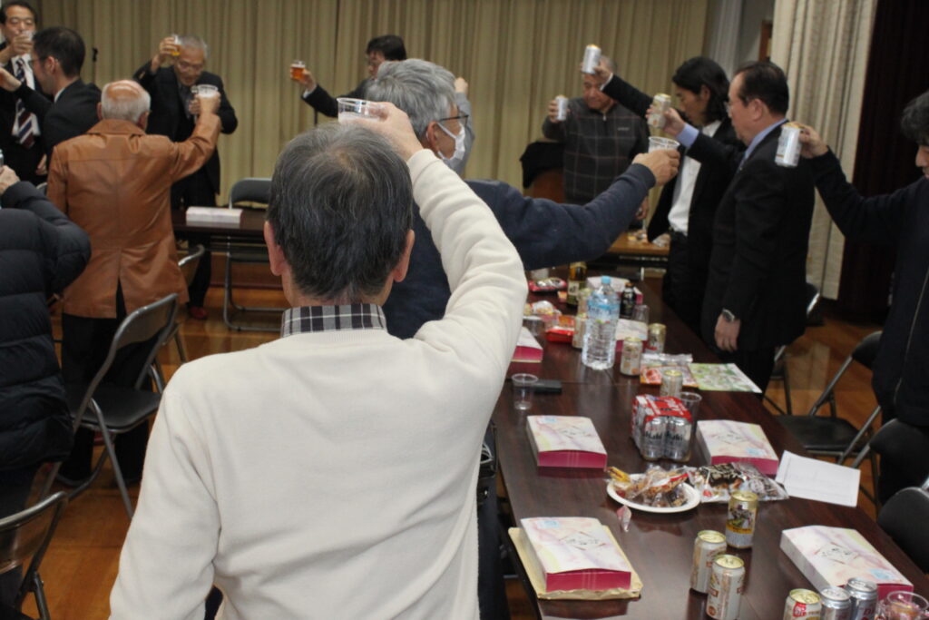 講師の檀浦先生の音頭で乾杯。始まりました。