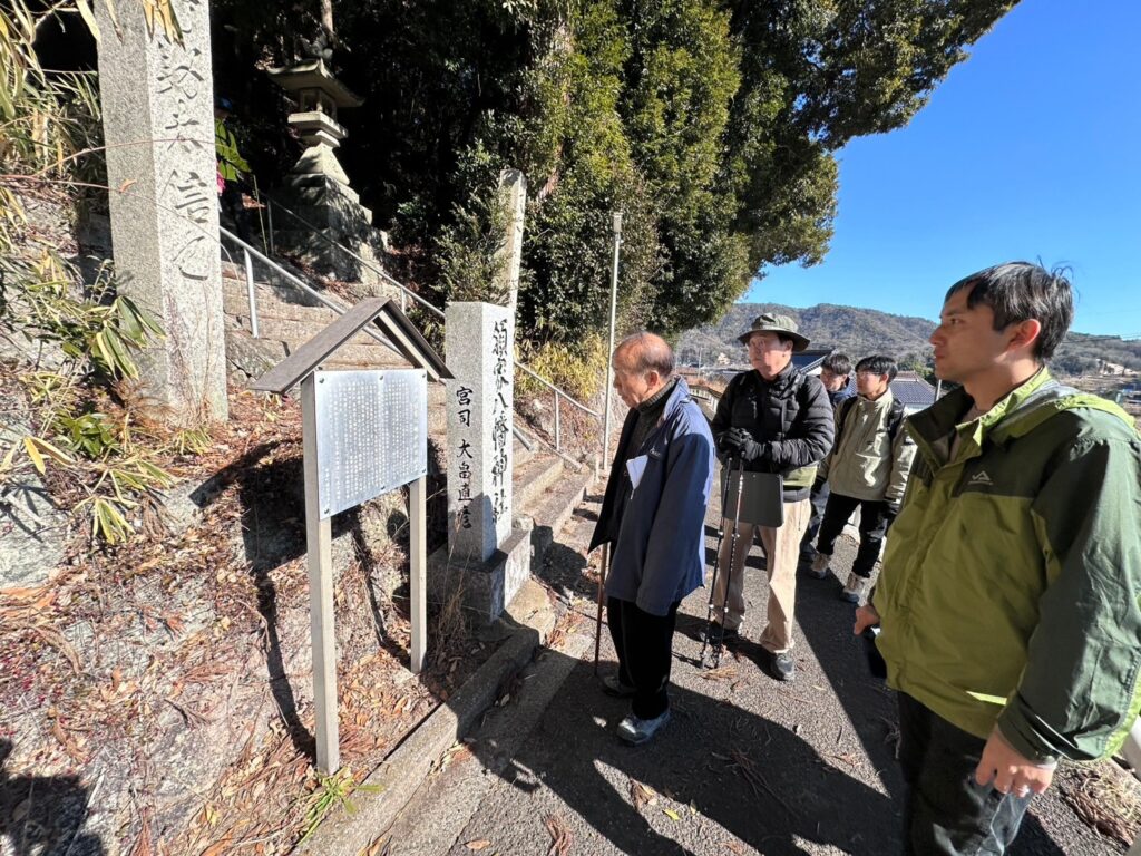 次に訪れたのは、領家八幡神社ここでの解説は、飛び入りで参加した世羅町教育委員会の林氏庄園の中分の名残