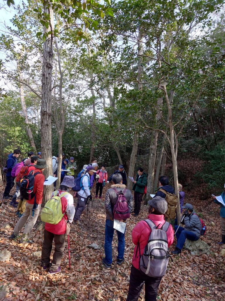 登山途中の寺丸では、備中守護細川氏と猿掛城主である庄氏の関係を解説。一気に登るとキツイので、途中の曲