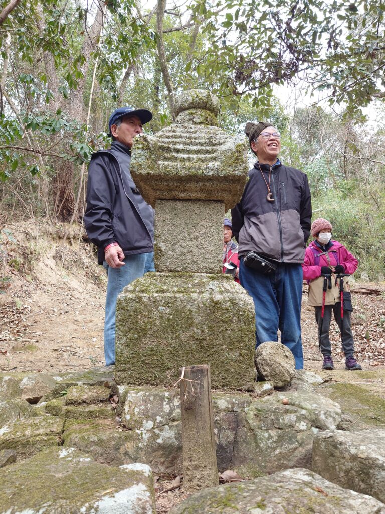 誰も落ちなくてよかった。猿掛城を下り、次は舟木山 洞松寺庄元資の墓塔や毛利元清の供養塔、元清の長男宮