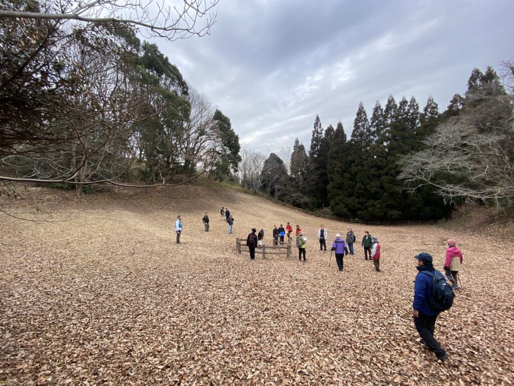 二の丸と三の丸の間には広い空間の真ん中に井戸。自然と皆さんこの井戸に集まってく。猿掛城と茶臼山城を満