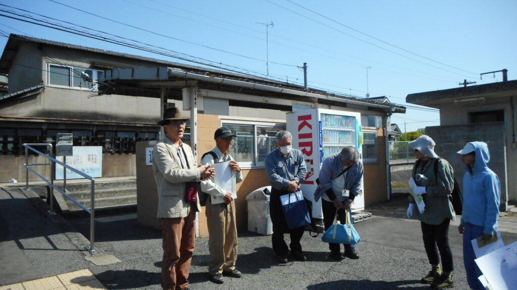 福塩線近田駅に集合して出発。案内は古代史部会幹事の湯川さん、安原さんと、遺跡発掘の専門家であり、この