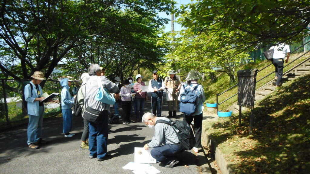 今は埋め戻されて公園になっている池ノ内遺跡(古墳時代の集落跡や古墳)の横で説明を受けます。ここの古墳