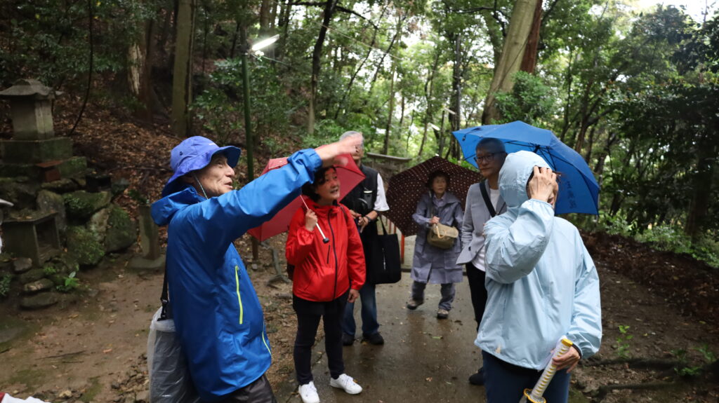 午後2時、郡山を出発、信貴山の向いました。信貴山では、地元の皆さんに案内して頂き、松永弾正の居城とし