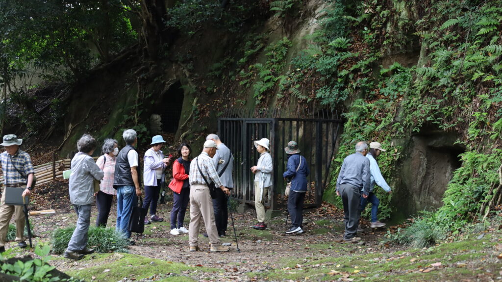 安福寺横穴群は迫力がありました。
