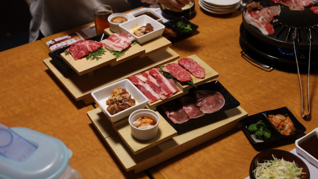 お昼は「精進落とし」で焼肉を食べました。