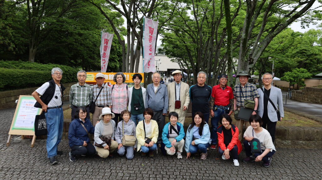 堺市立博物館の前で記念撮影をしました。ご希望の方にはデータをお送りします。