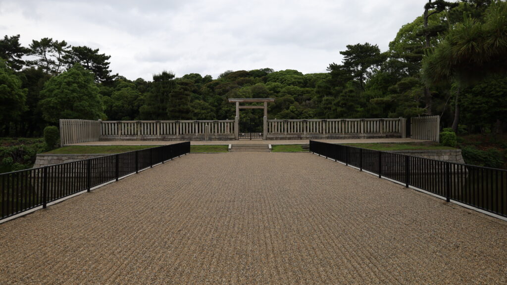 仁徳天皇陵（大仙古墳）の前方部「拝所」ですが、見えるのは堤防の木々のみで墳丘は見えません。