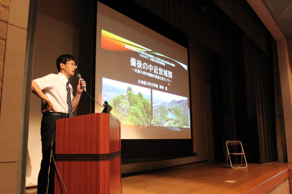 岡寺先生の講演が始まりましたが、その中で城の石垣にはその時代により特徴があり、だいたいその石垣が造ら