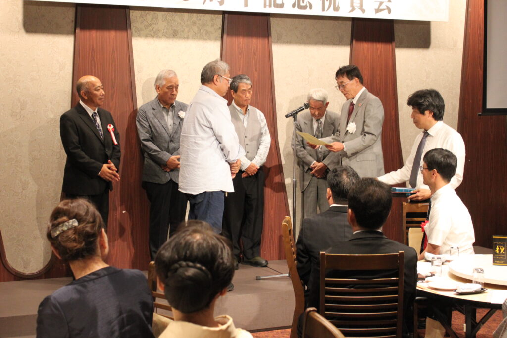 その後恒例の２０年表彰に移り出席された５名に賞状と記念品が渡され、代表して湯川勝彦様の挨拶を頂きまし