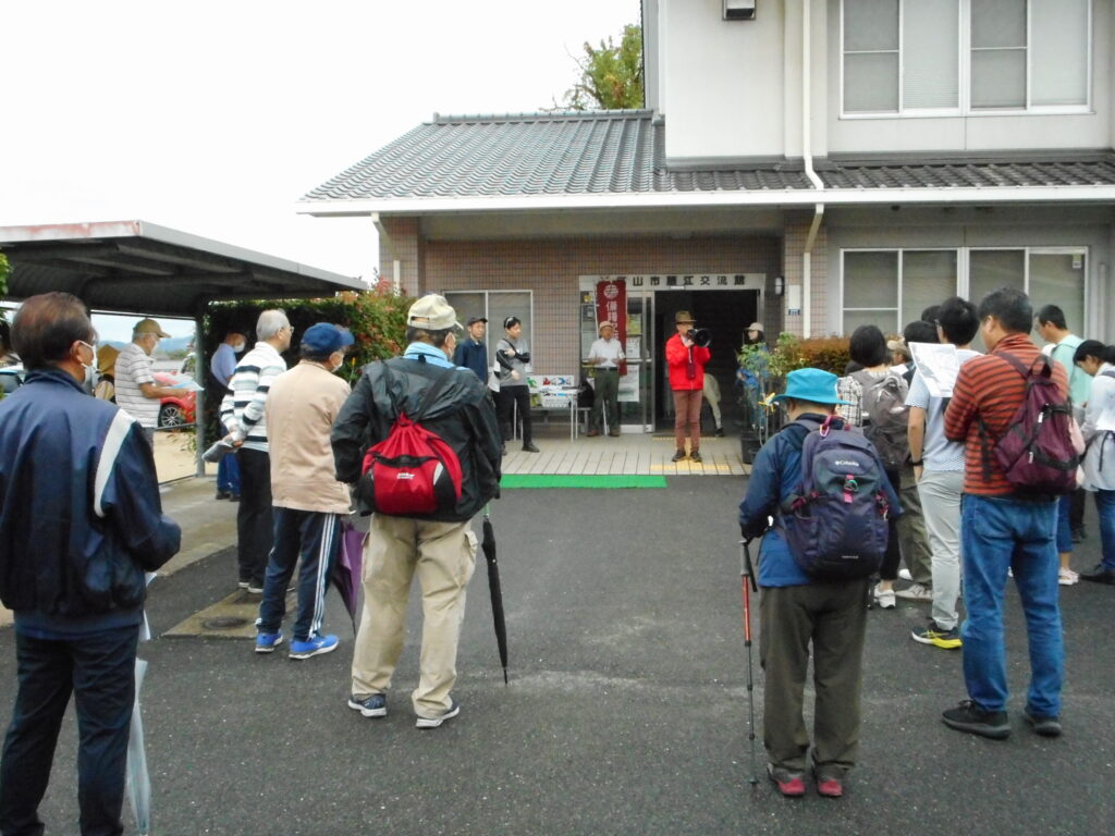 気温もようやく下がり始め、やっと秋のぶら探訪開始です。朝降っていた雨も上がり、藤江交流館に集合して出