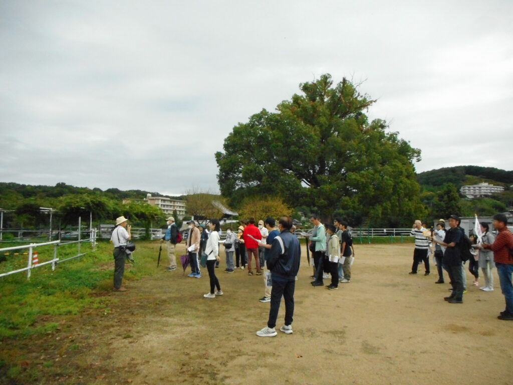 今日の案内役は、備陽史探訪の会 近世近代史部会の河本部会長です。藤江小学校跡地である交流館グラウンド
