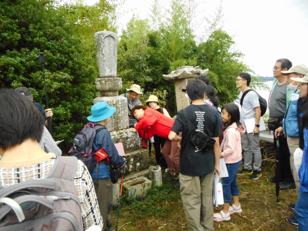 山路家により建立されの庇護を受けた阿弥陀寺で。阿弥陀三尊(山路家の稔侍佛、永和3年)、十一面観音他が