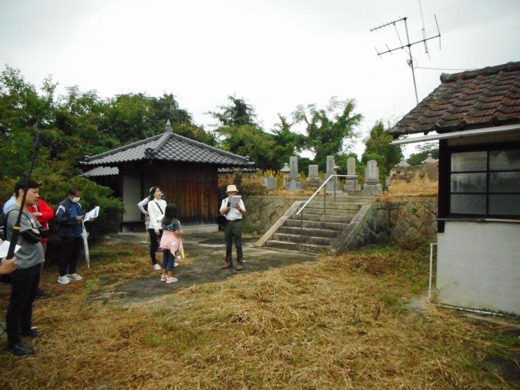 山路家の墓所で。